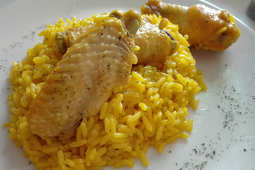 Arroz con alitas de pollo