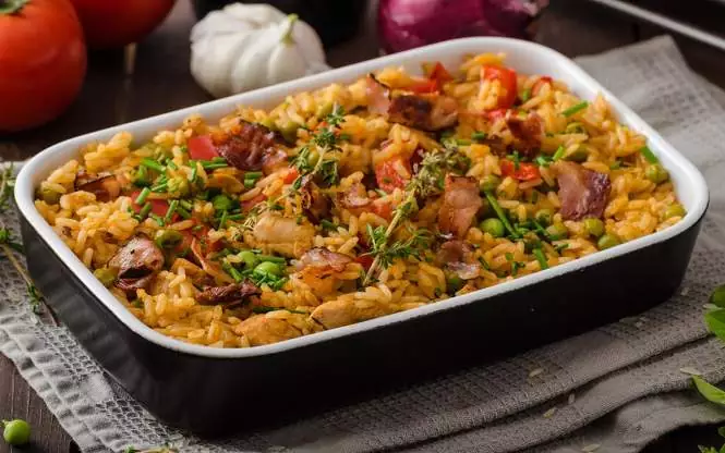 Arroz con pollo al estilo panameño 