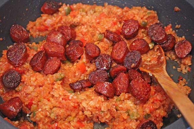 Arroz colorado con jitomate y chorizo 