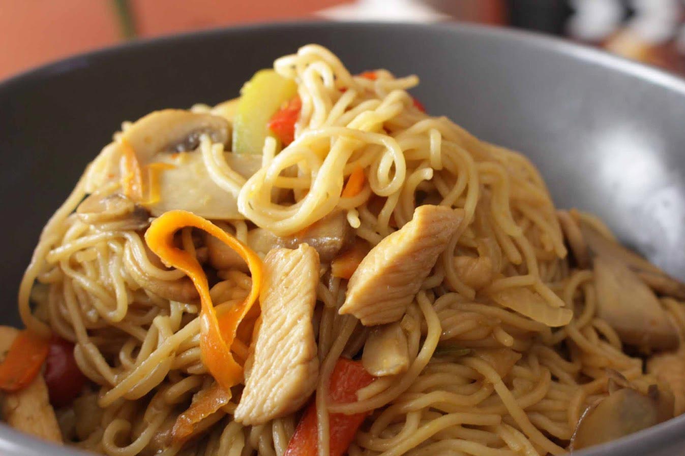 Noodles con pollo y verduras (Receta) 