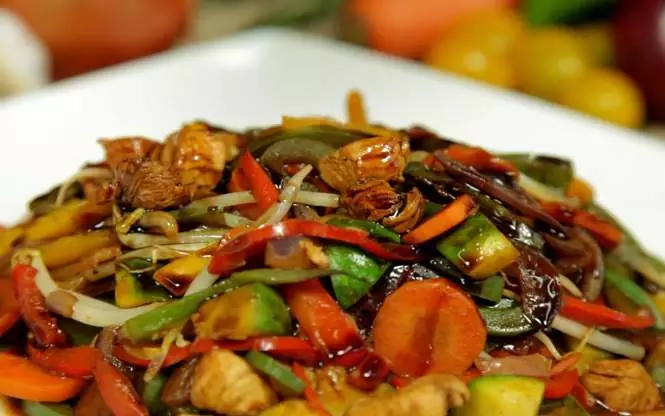 Chop suey de pollo y verduras (Comida China)