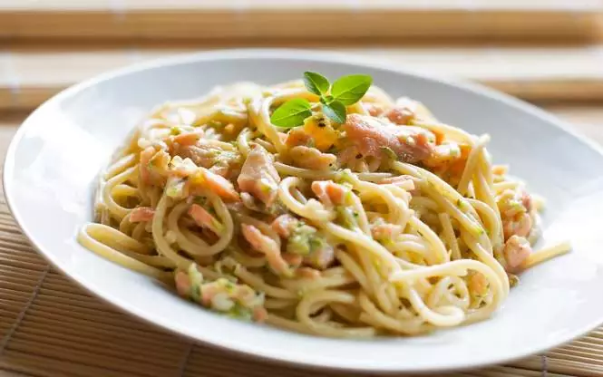 Pasta (espaguetis) con salmón ahumado y nata