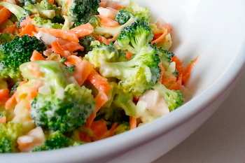 Ensalada de pollo con verduras variadas (Brocoli, zanahoria, etc)