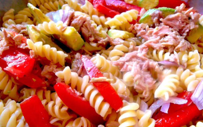 Ensalada de fideos con atún