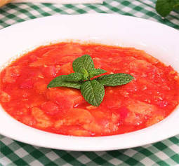 Sopa de tomate con pan