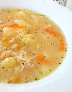 Caldo de pollo con arroz y garbanzos